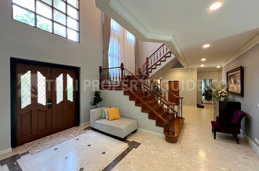 House with Private Pool in Sukhumvit 